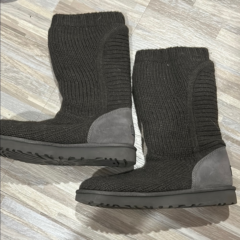 UGG EUC grey Knit Boots Size 9